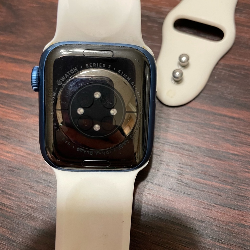 Apple Watch Series 7 41 mm with GPS and LTE - Picture 2 of 2